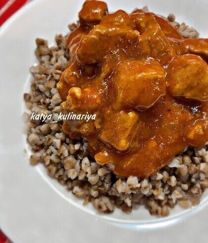 Подливка из свинины в томатном соусе. Источник: Скриншот рецепта katya_kulinariya в Instagram