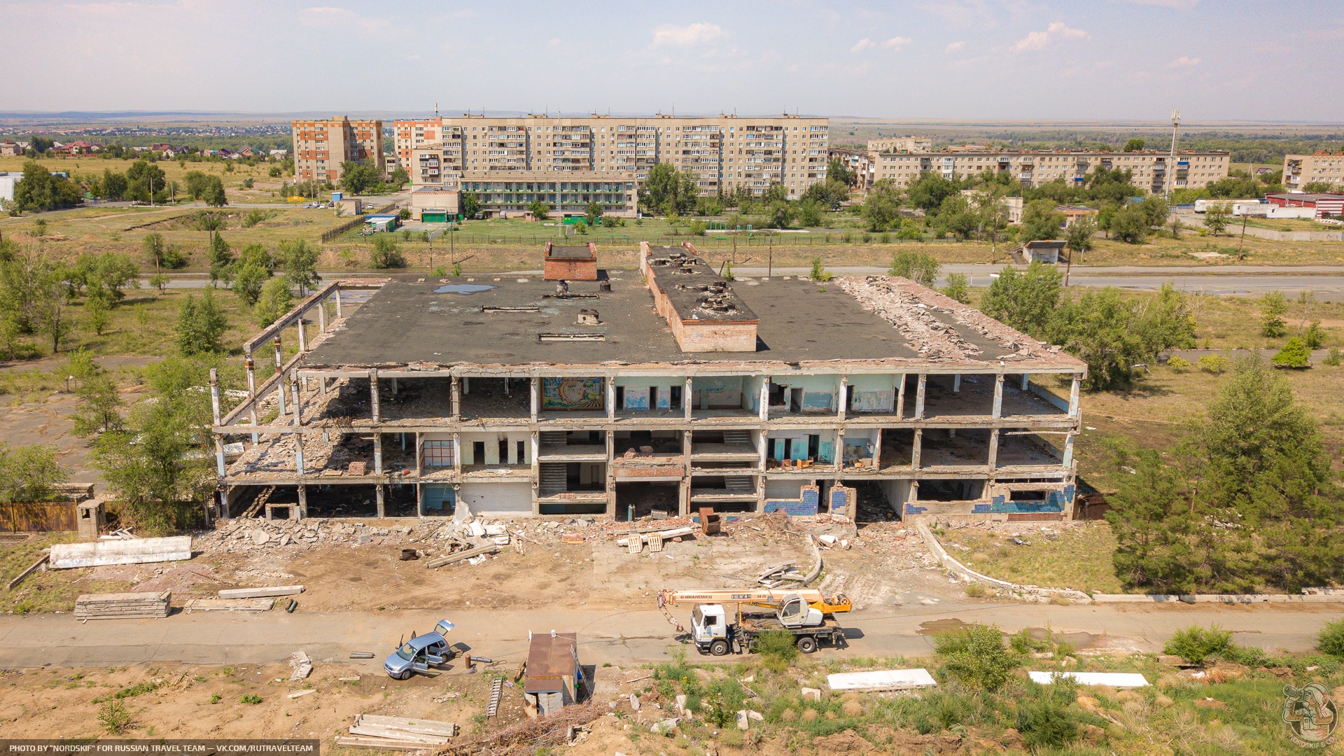 Приехали. Из-за цен на стройматериалы с заброшенных заводов нынче в первую очередь тащат отнюдь не метал...12