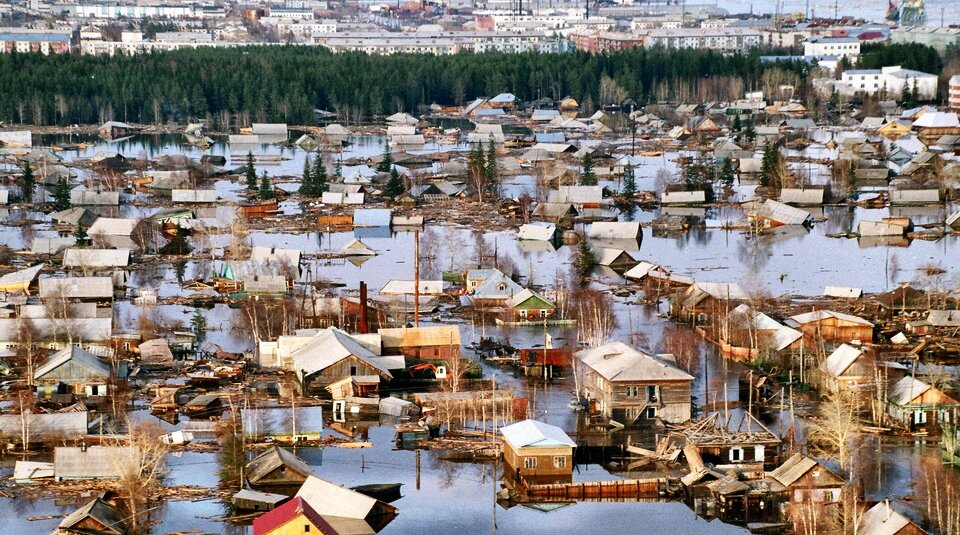 Погода в ленском якутия. Ленск Саха Якутия. Ленск наводнение 2001. Город Ленск Якутия. Ленск Якутия наводнение 2001.