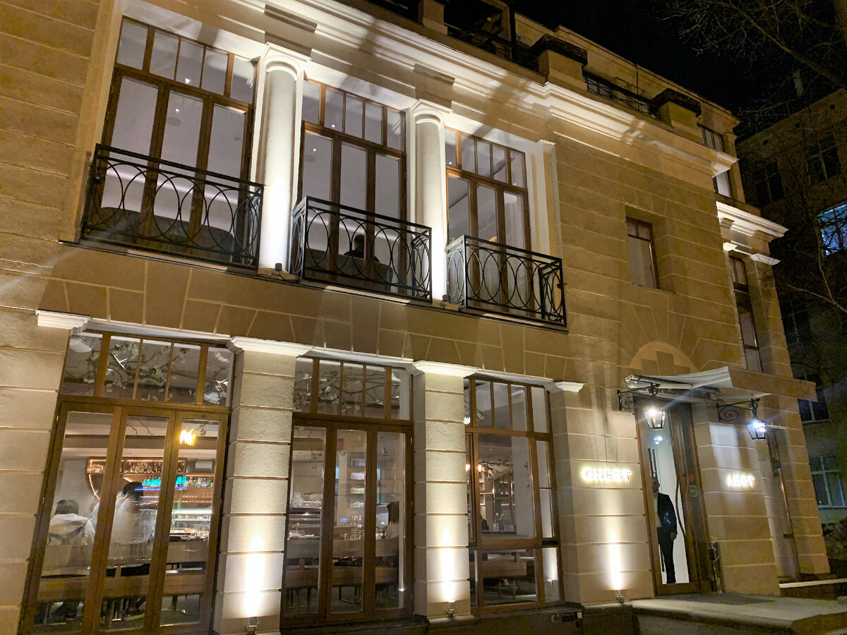 Вход сбоку здания