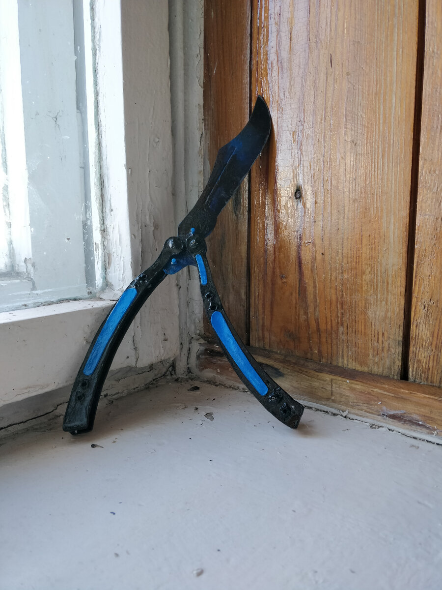 Кривой балисонг. Но он складывается и раскладывается. Лучше из картона такое не делать, конечно.