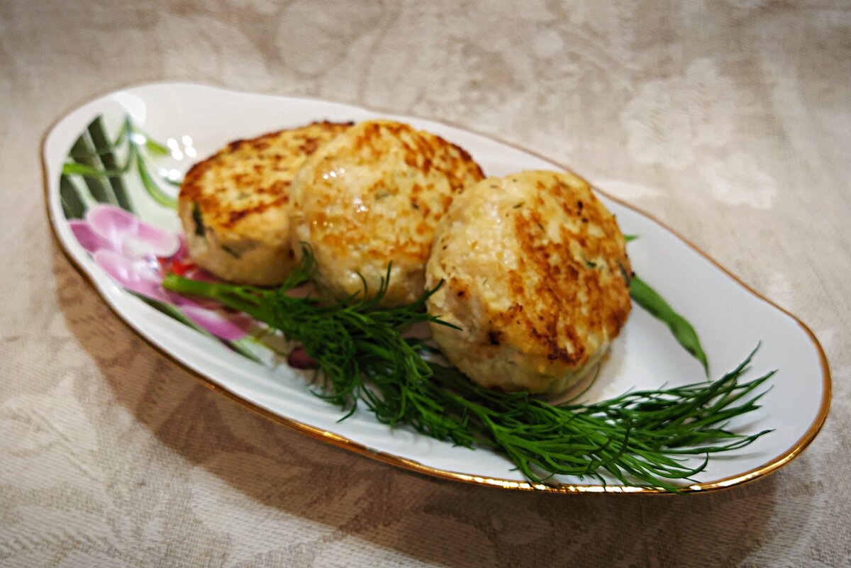 куриные котлеты с болгарским перцем. цветная капуста с котлетой. куриные котлеты с цветной капустой. котлеты из куриного филе. капустно куриные котлеты.