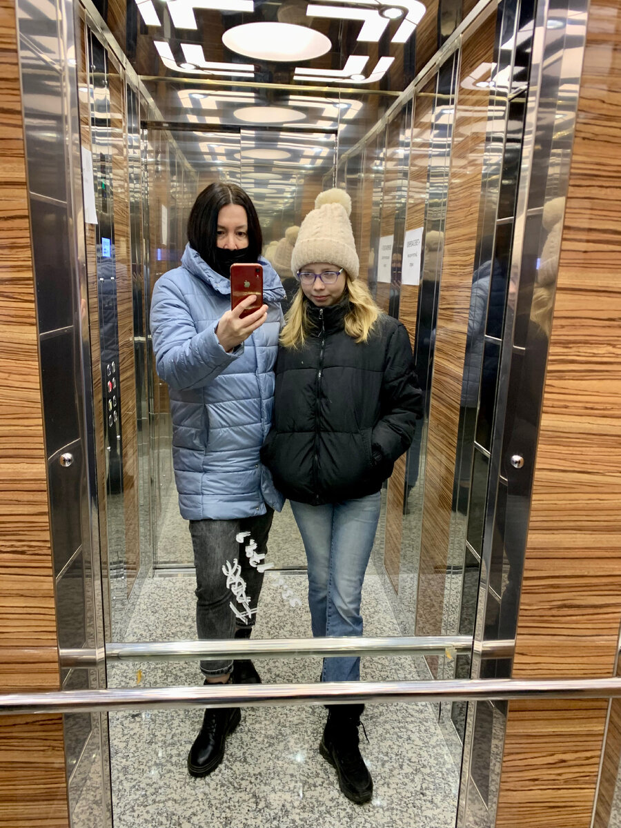 Мы с Яной устраиваем себе шопинг на выходных.