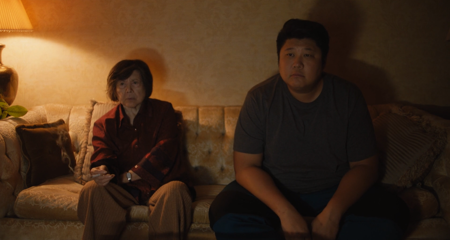 Бабушка вовсе не одуванчик - без страха спорит и торгуется с бандитами, грубит и врет до последнего