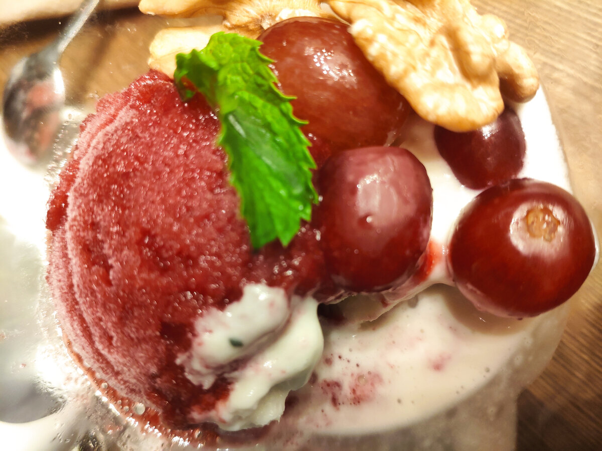 Люблю оригинальные сочетания в еде и в одежде: на фото сырно-винное мороженое "горгонзола-кьянти"