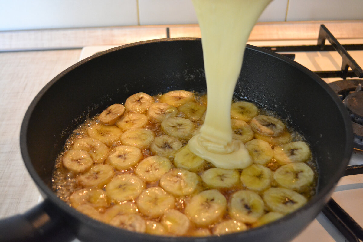 Пирог с бананом на сковороде. Пирог с бананом на сковороде под крышкой. Пирог из бананов на сковороде. Банановый пирог на сковороде.