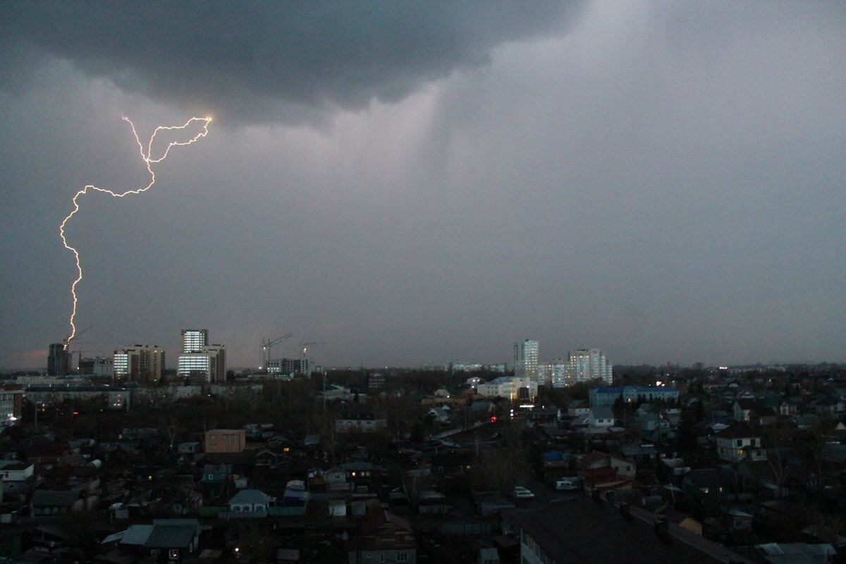 Торнадо в барнауле. Барнаул гроза 2018. Наблюдение за грозой. Гроза в барнауле сегодня. Гроза в барнауле.