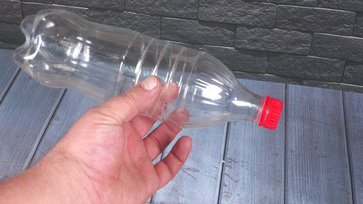 Из магнита и пластиковой бутылки получилась отличная самоделка, пригодится в каждом доме