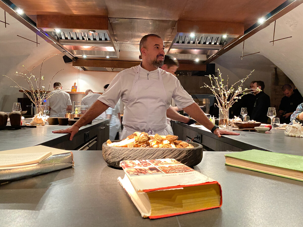 Три книги лежат перед Мухиным на всём протяжении сета: «Книга о вкусной и здоровой пище», «Советская поэзия» из БВЛ (к счастью, она в ход не пошла) и «Сборник рецептур». О нём чуть подробнее на следующей фотографии, листайте вправо.