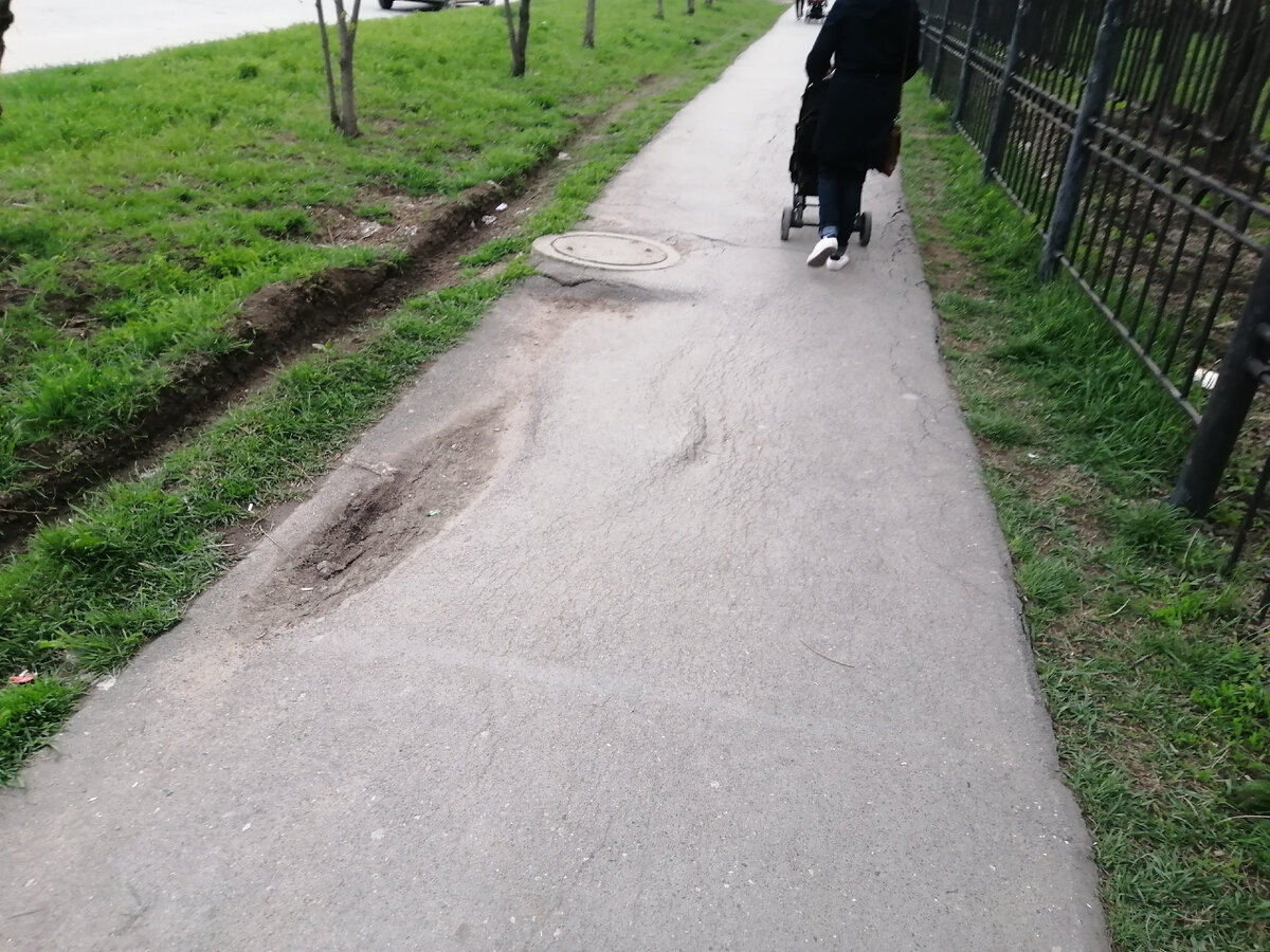 Это существует годами. Таких мест много. Надеюсь, что дорожку приведут в божеский вид.