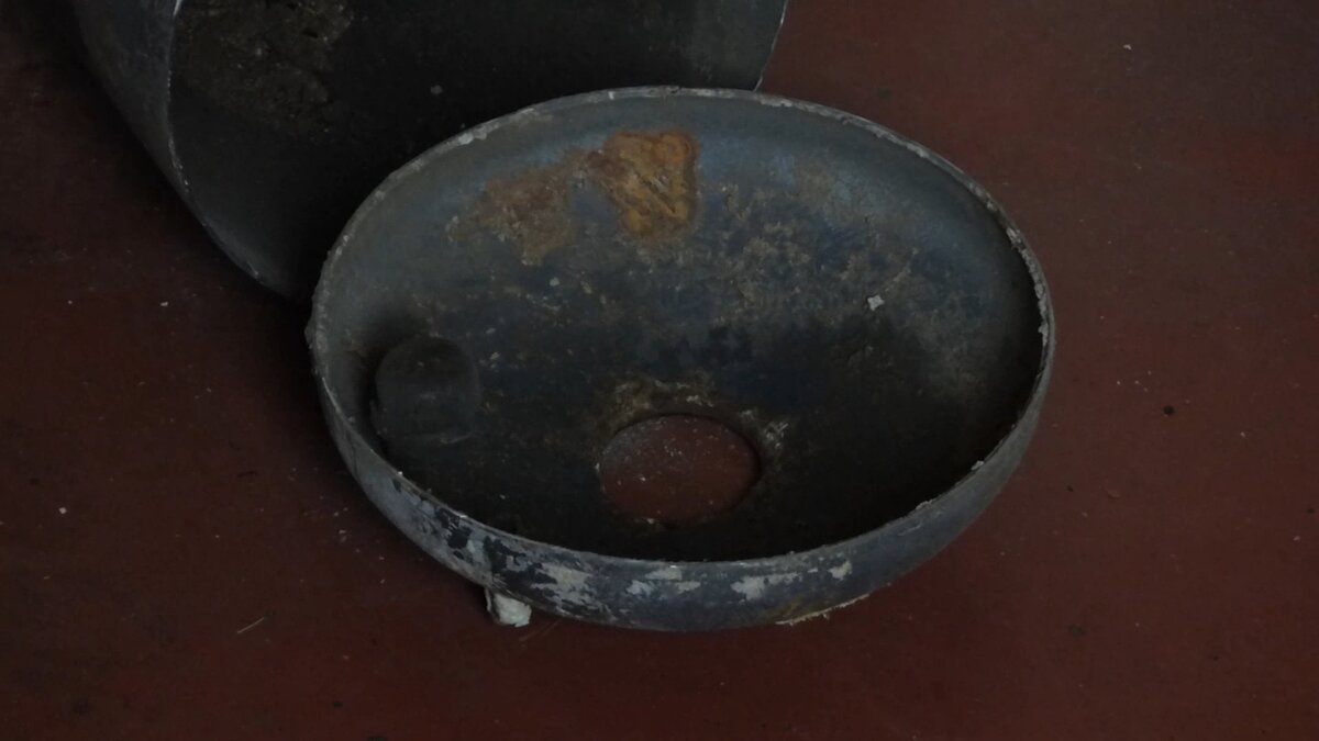 Отрезанное донышко от бака