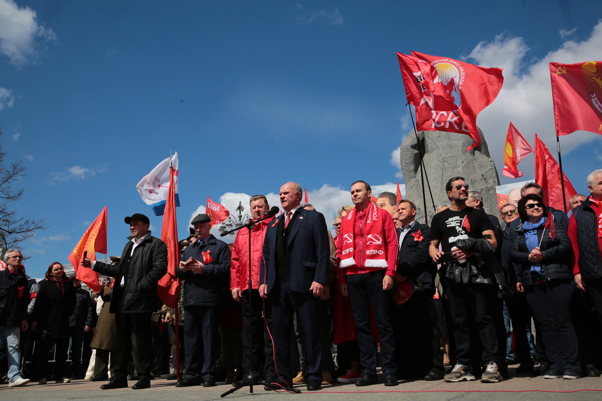 Зюганов выступает на Первомайском митинге в Москве
