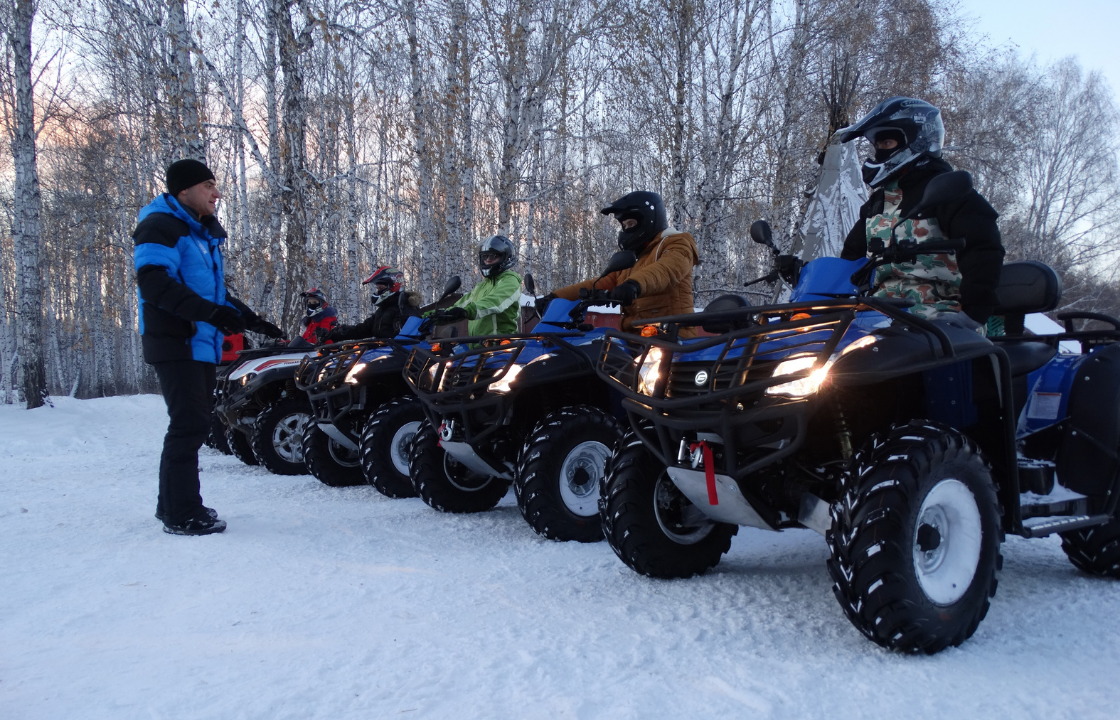 Наш коллектив отдыхает в клубе "Быстрай". Инструктаж по технике безопасности. 
Главное на отдыхе – это безопасность.
