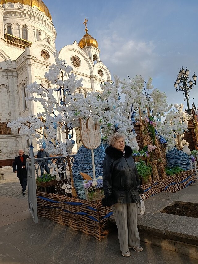 Пасхальное убранство перед Храмом