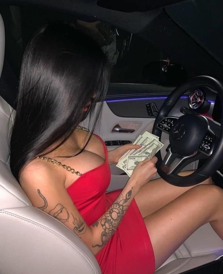 «Уверенность и высокая самооценка — залог счастья для любой женщины. А уверенность в первую очередь зависит от наших представлений о себе и прошлого жизненного опыта», — утверждает психотерапевт и лайф-коуч Дэвид Шрёдер.
Когда мы смотримся в зеркало, наши убеждения влияют на то, как мы воспринимаем собственное отражение. Чем увереннее мы себя ощущаем, тем лучше оцениваем свой облик.