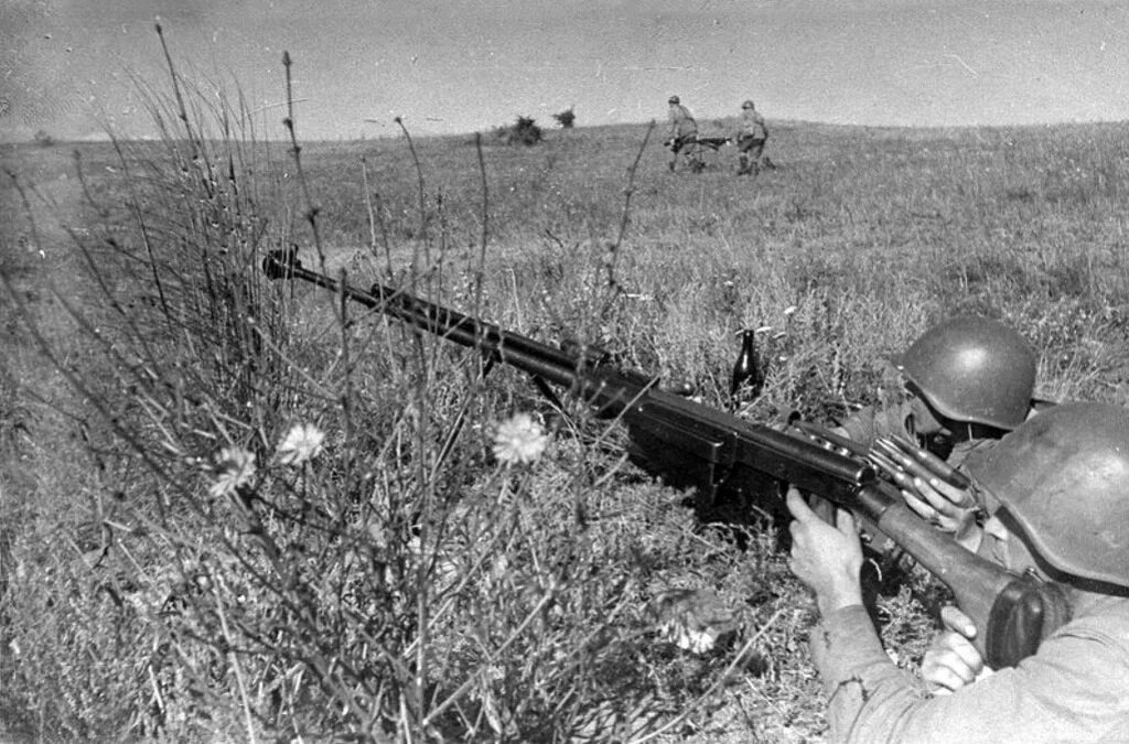 Боец с ПТРС противотанкового взвода в бою (Интернет)