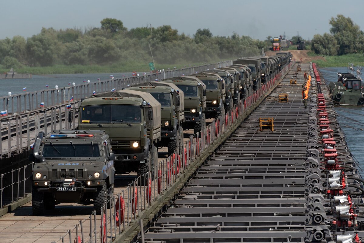 Сопровождение колонн. Мост нжм 56 Астрахань. Понтонный ЖД мост военный. Нжм-56 наплавной Железнодорожный мост. Понтон нжм 56.