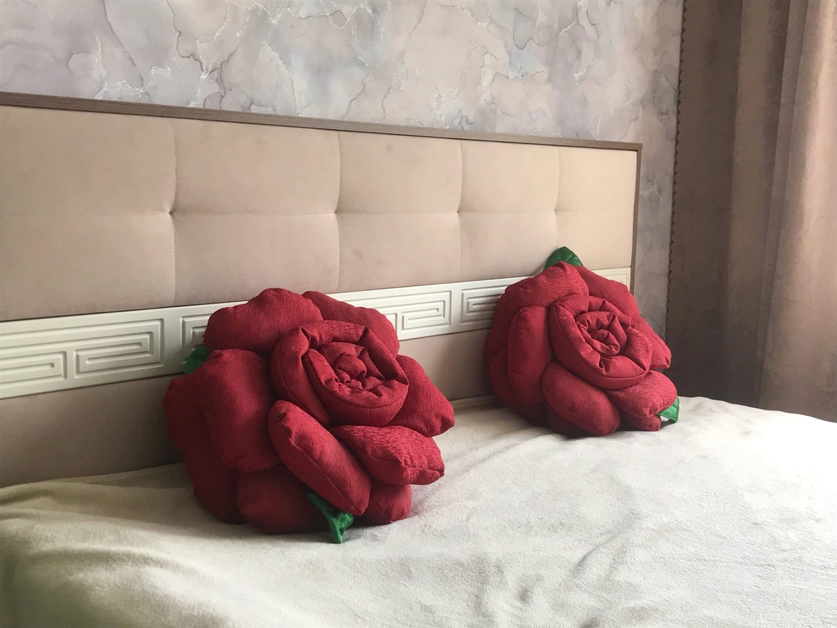 Мои работы, декоративные подушки-розы в интерьере