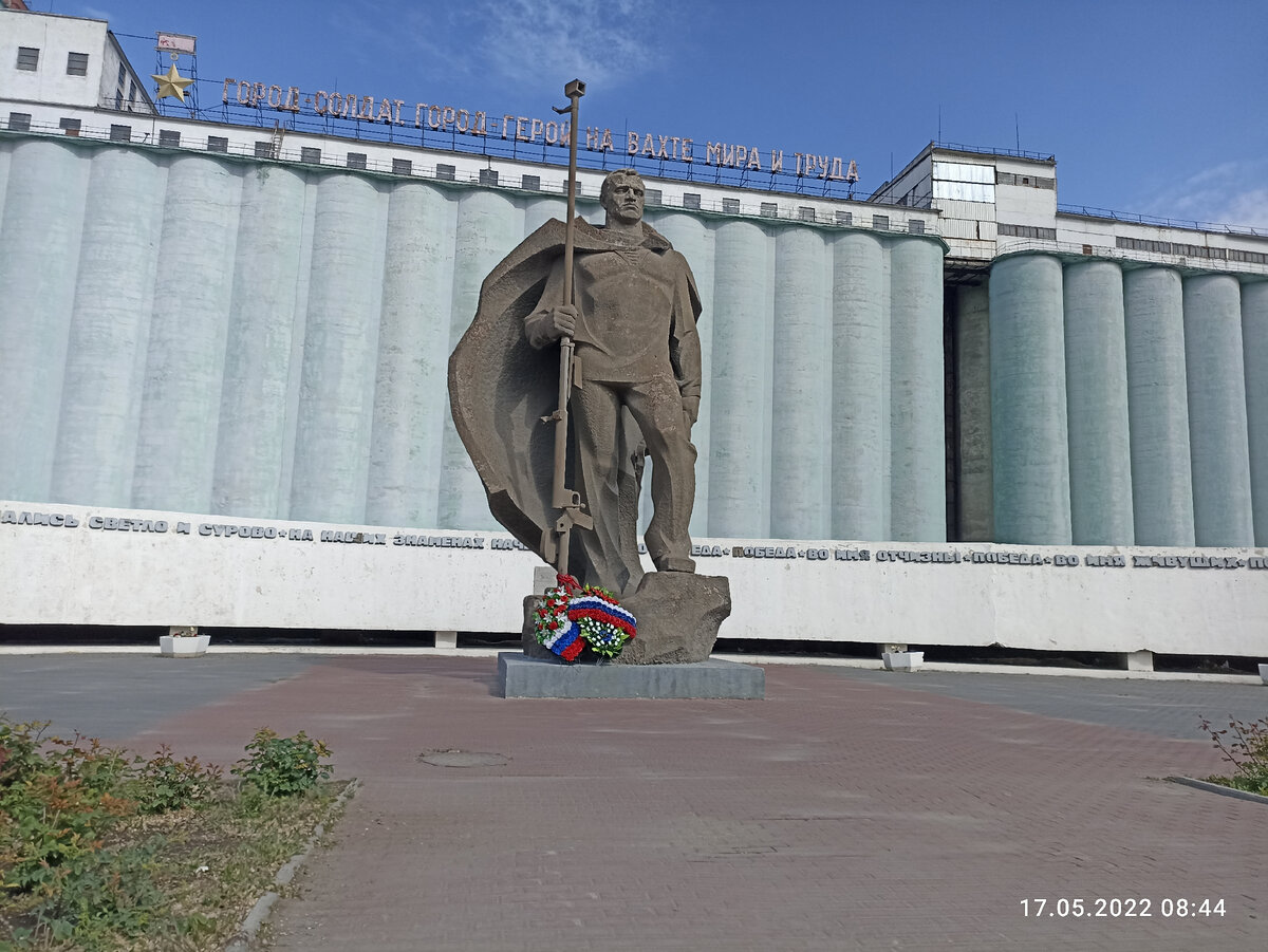 Памятник морякам-североморцам возле элеватора. 