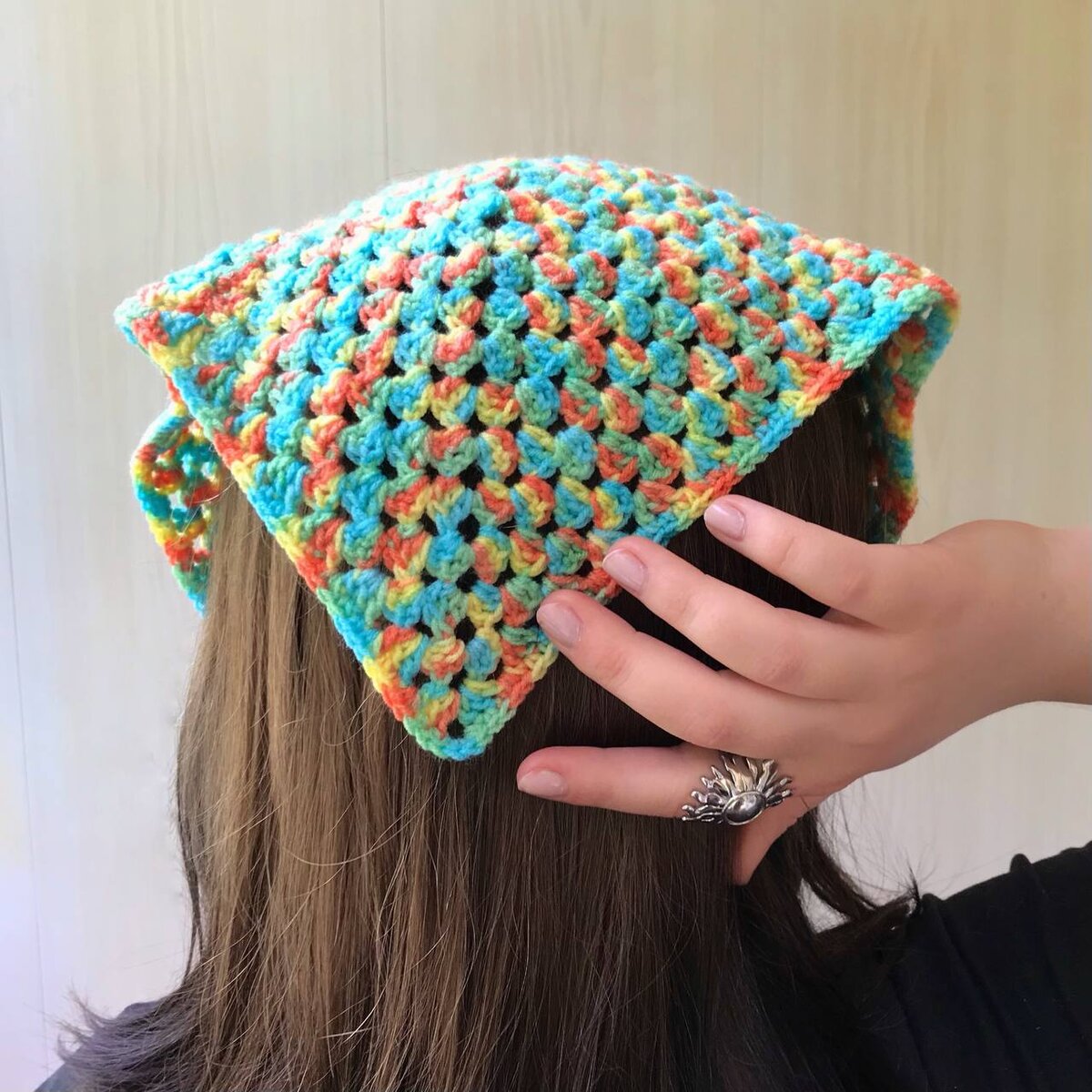 Бандана из пряжи с секционным окрашиванием