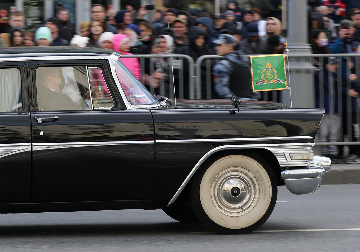 Патриарший штандарт на крыле автомобиля "Чайка"
