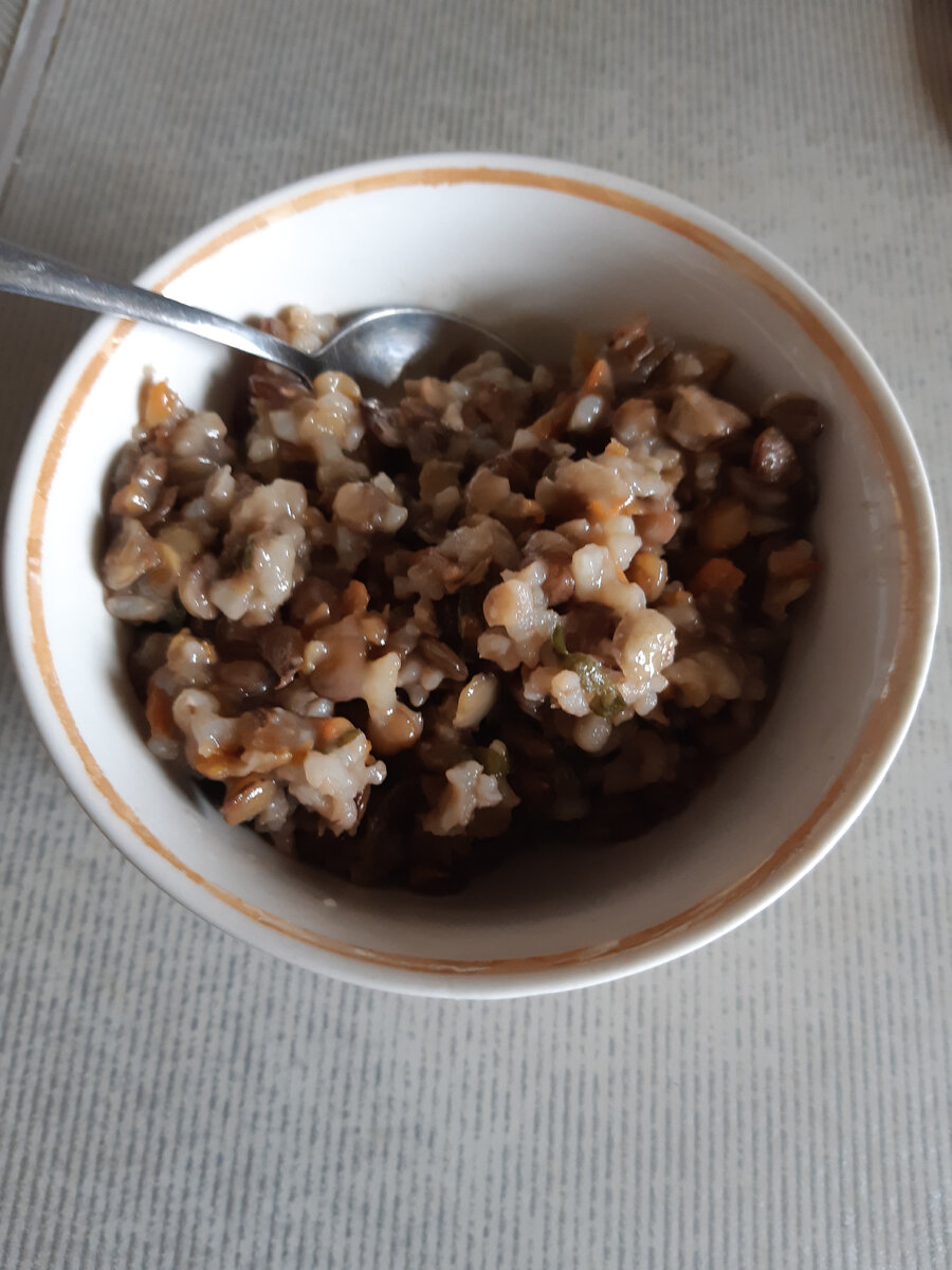 Моя стандартная порция чечевицы с рисом. Но я и раньше на диетах ела из пиалки и чайной ложкой :)