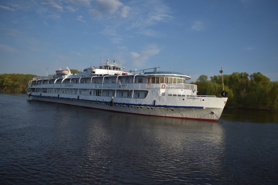     У рязанского Лесопарка причалил круизный теплоход «Бородино». Фото: Вадим Решетник.