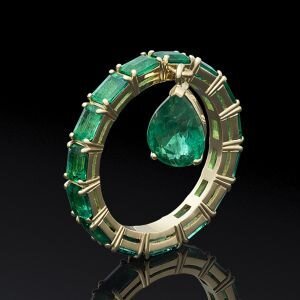 Кольцо с изумрудами. Фото из Интернета