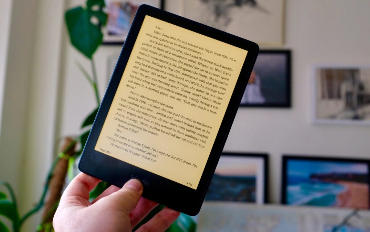 Amazon Kindle Paperwhite – очень хорошая книга для тех, кому не до настроек и хочется читать в любое время дня и ночи. Например, во время длительного перелета, когда выключают свет.-2