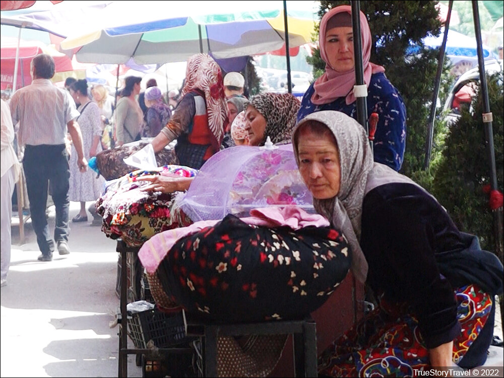 Кыргызстан это киргизия или нет. Киргизские бабушки. Уличная торговля. Киргизия нет.