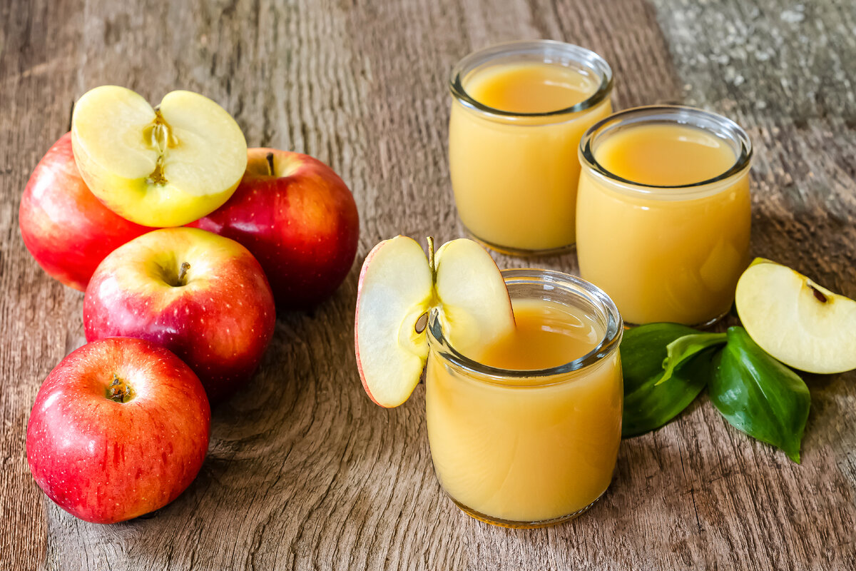 На фото свежевыжатый яблочный сок