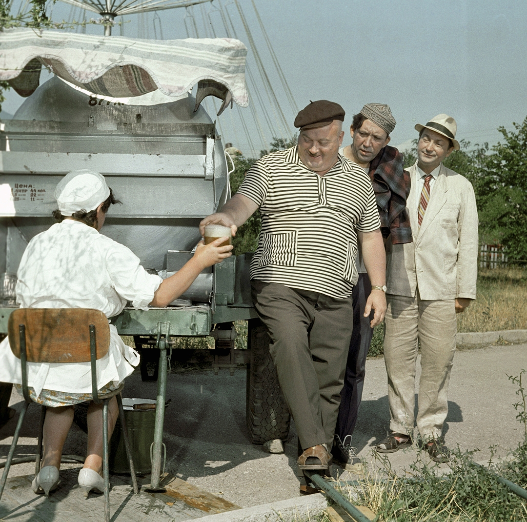 Актеры Георгий Вицин в роли Труса, Юрий Никулин в роли Балбеса и Евгений Моргунов в роли Бывалого в художественном фильме "Кавказская пленница" (1967 год)