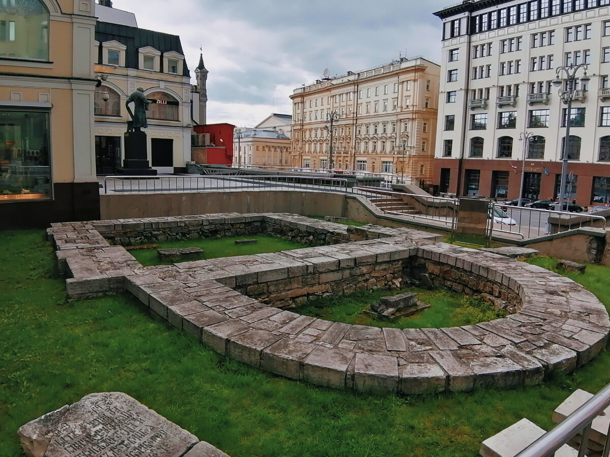 Фундамент храма Святой Троицы в Старых полях - первой каменной церкви на этом месте небольшой, получается, что и сама она внутри была маленькая в то время. На заднем плане памятник Ивану Фёдорову. 