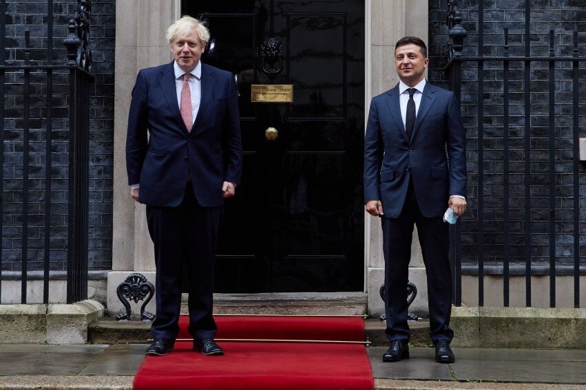 Почему не хочется относиться к эти людям серьёзно?