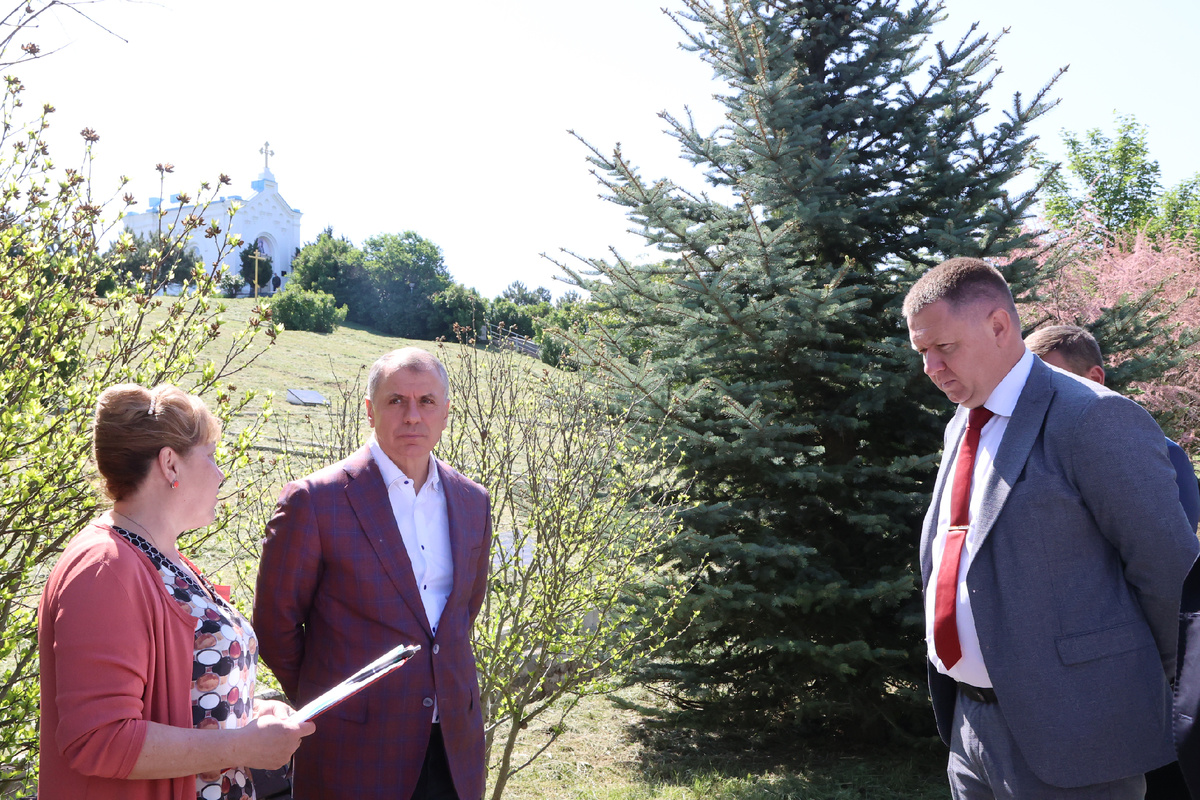 В. Константинов провёл совещание  по благоустройству Братского кладбища