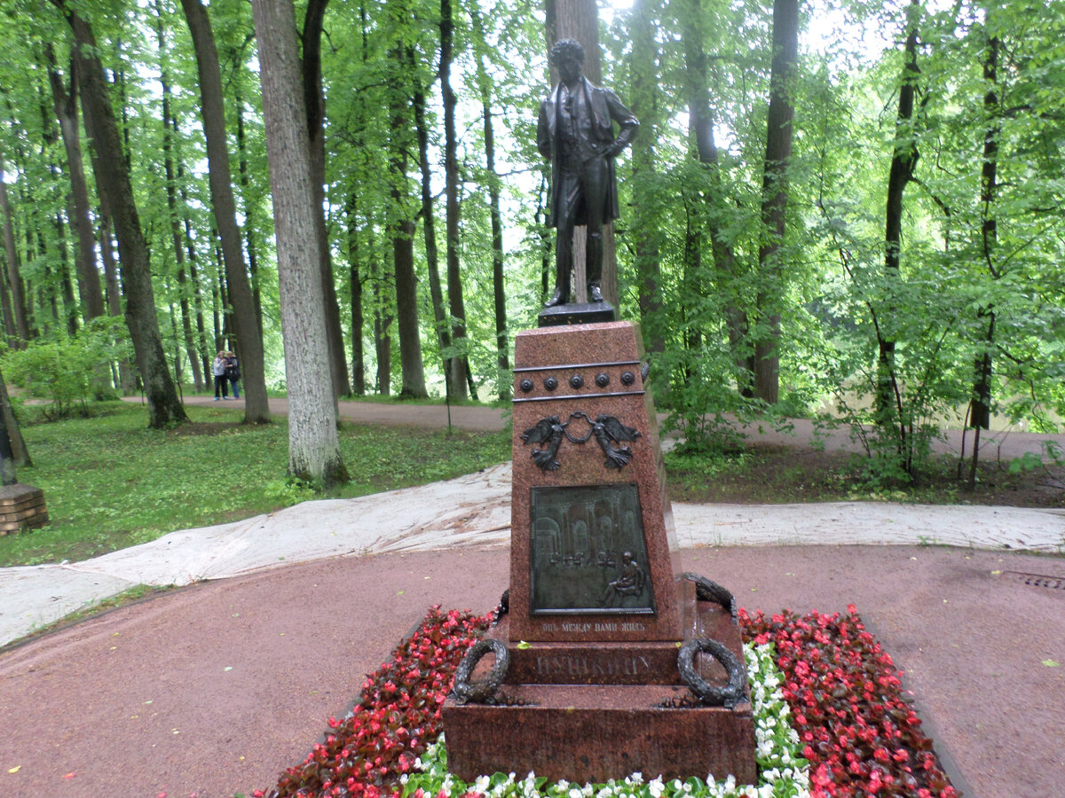 Памятник Пушкину (1899, ск. А.М. Опекушин - один из вариантов памятника Пушкину в Москве, а на его пьедестале - доска с барельефом - "Пушкин и гости Остафьева в Овальном зале").  Фото из личного архива И.Л.Ильичёвой