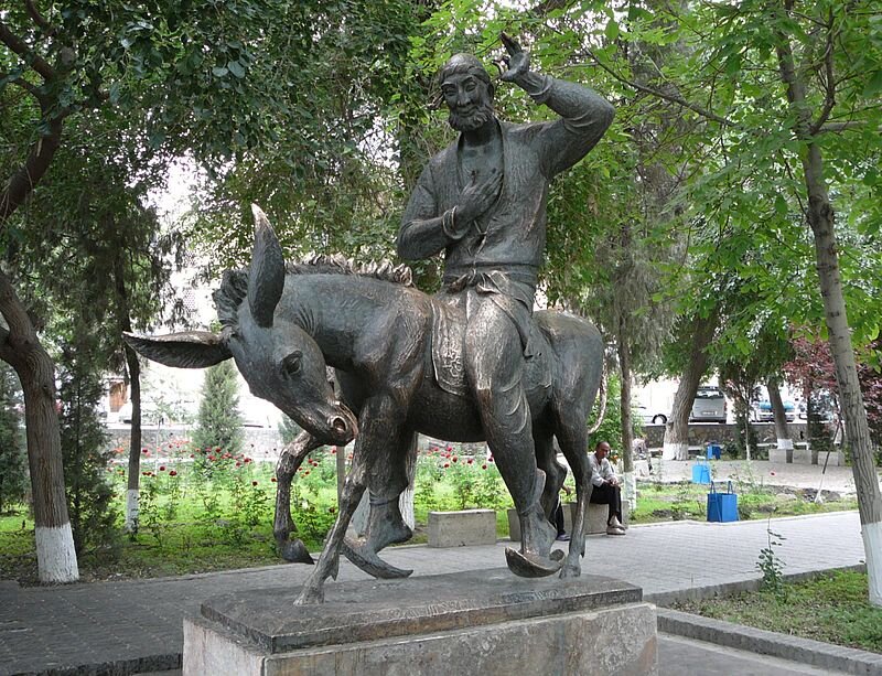 Насреддин в Бухаре https://upload.wikimedia.org/wikipedia/ru/thumb/4/4a/Bukhara.Hodja_Nasreddin.JPG/800px-Bukhara.Hodja_Nasreddin.JPG