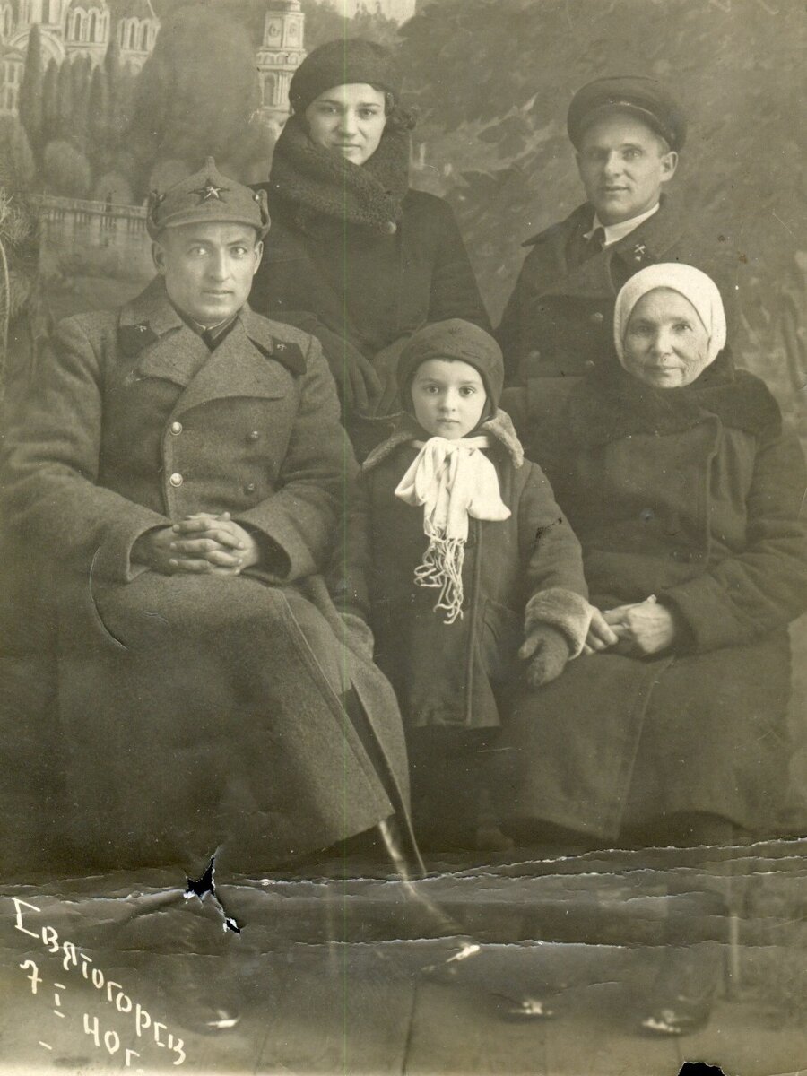 Слева дедушка и бабушка, в центре мама, справа прабабушка. Фото из семейного архива. Дата и место на фото