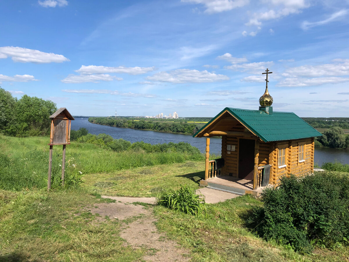 Небольшая часовня и купель внутри 