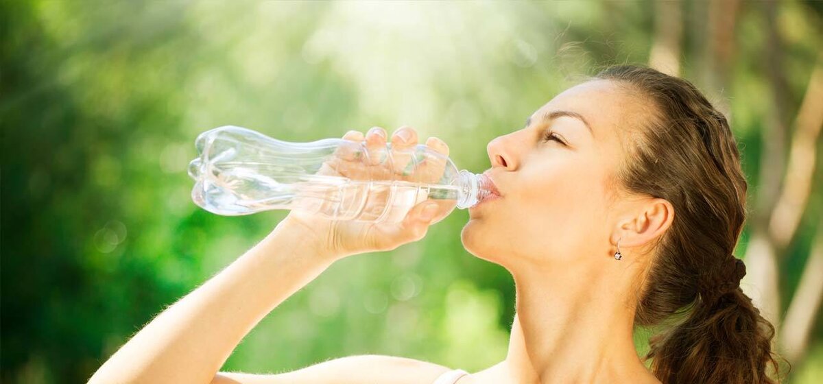 Жара пейте воду. Утоление жажды. Жара жажда. Биологически активная вода. ЗОЖ вода.