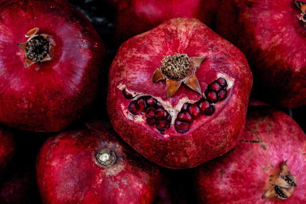     Почему вам стоит чаще есть гранат?