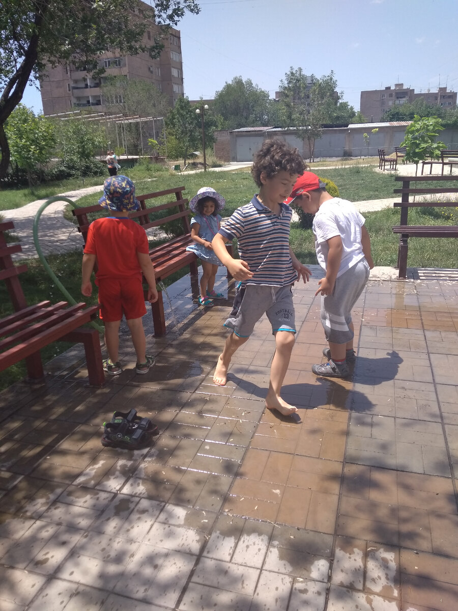 Фотографии из серии: "Как Роберт проводит это лето":-) Хорошо, что в Армении повсюду много фонтанчиков и воды "в неограниченном количестве". В +32 это самая лучшая "забава":-).