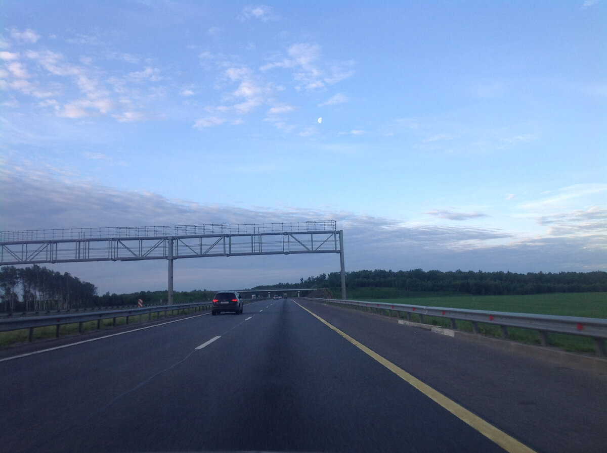 Впереди и чуть правее Луна. Знаете, как определять, растущая или убывающая?