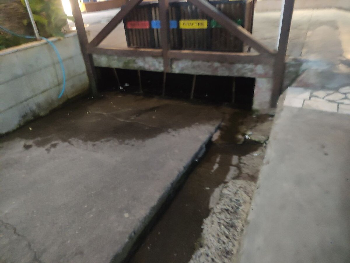 Видно как всё эти фекалии текут куда то в сторону пляжа.