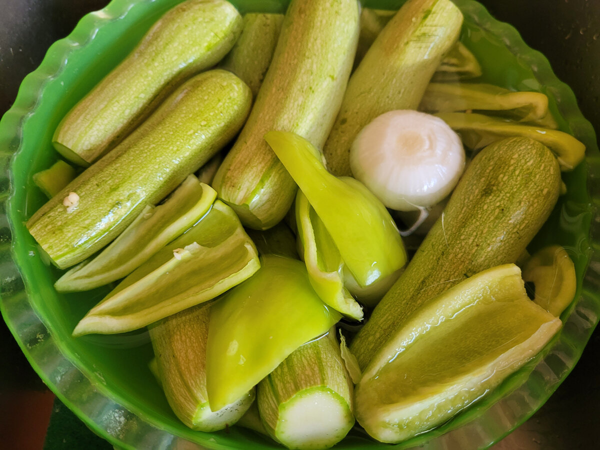 Помыть болгарский перчик,лук,кабачки.