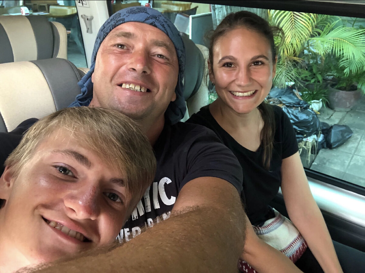 Я, Игорь и немка Карлотта. ищите на канале в подборках. 