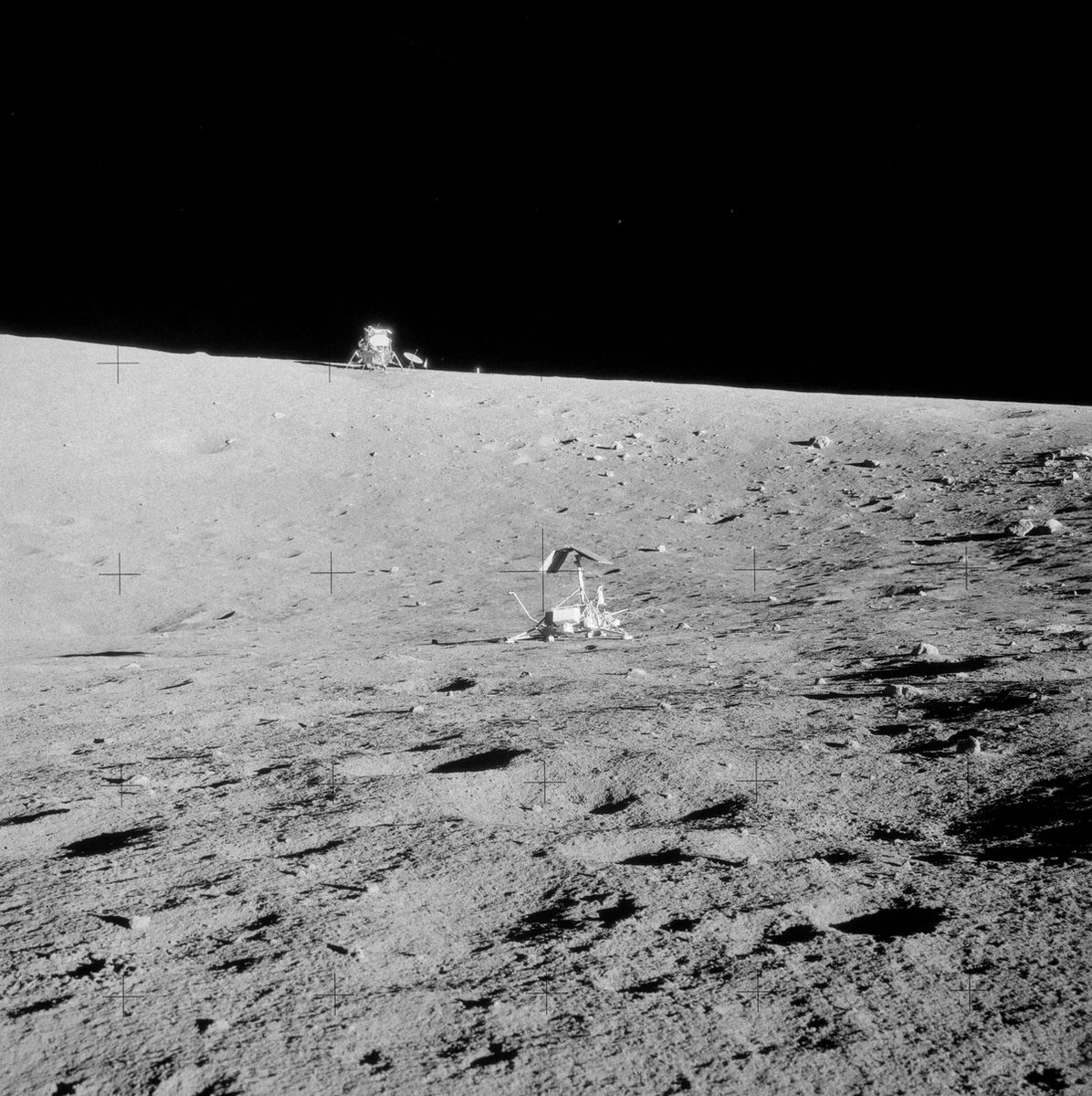 Луна 12 апреля. Surveyor 3 Apollo 12. Аполлон 12 на Луне. Фото с миссии Аполлон 12. Снимки Луны миссии Аполлон.
