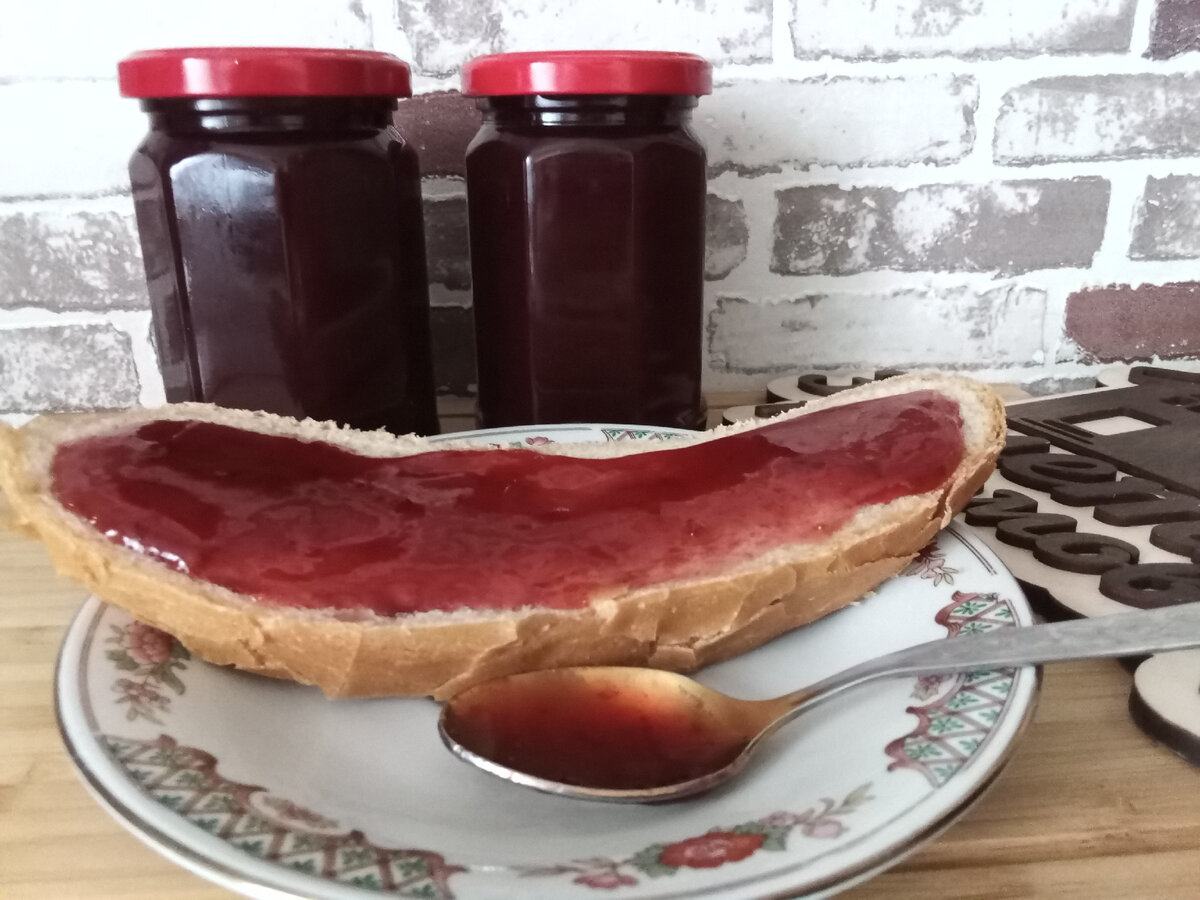 Повидло из сливы на хлебушке. Фото от автора