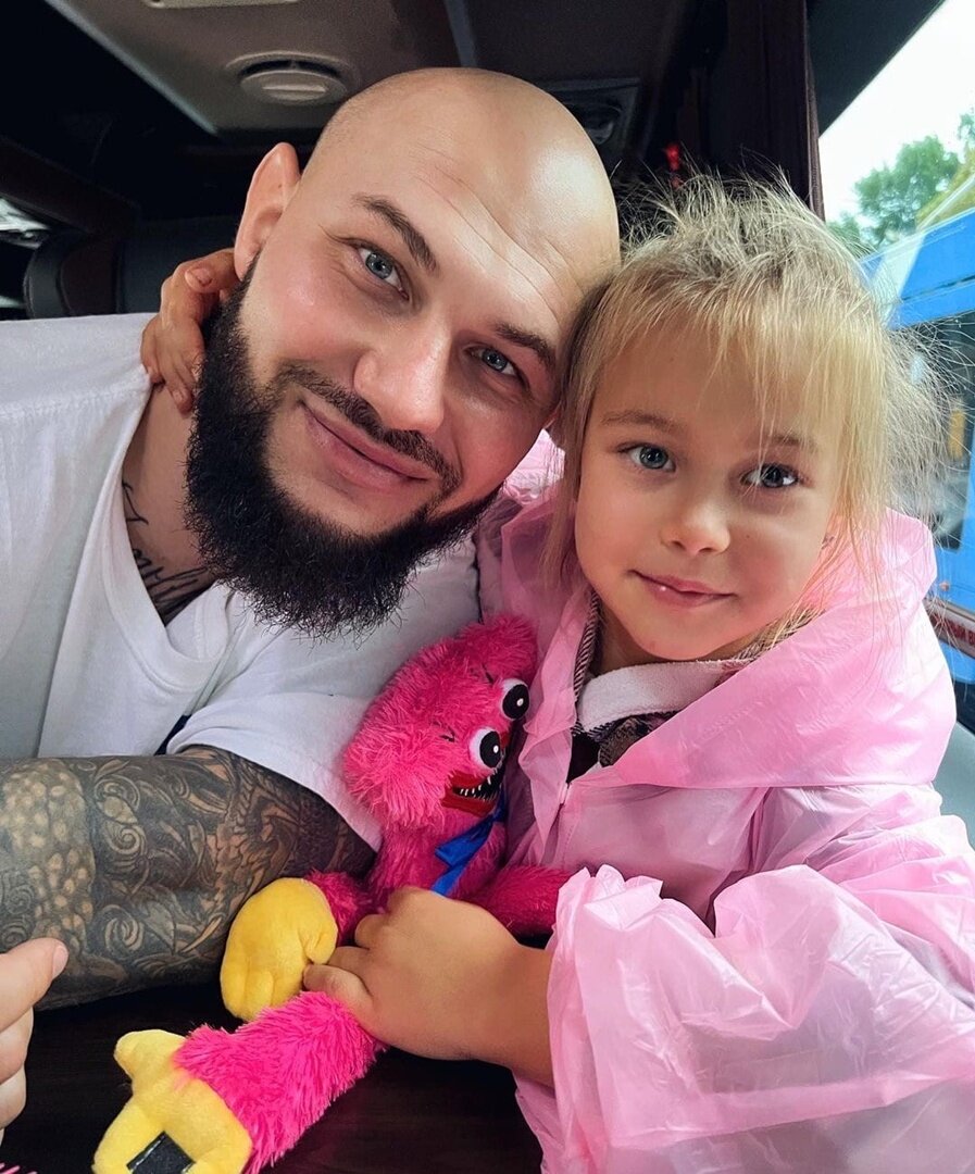 Джиган с дочкой. Игрушка Кисси Мисси