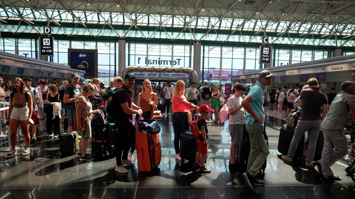    Очереди пассажиров аэропорту Леонардо да Винчи в Риме, связанные с забастовкой авиадиспетчеров© AP Photo / Andrew Medichini